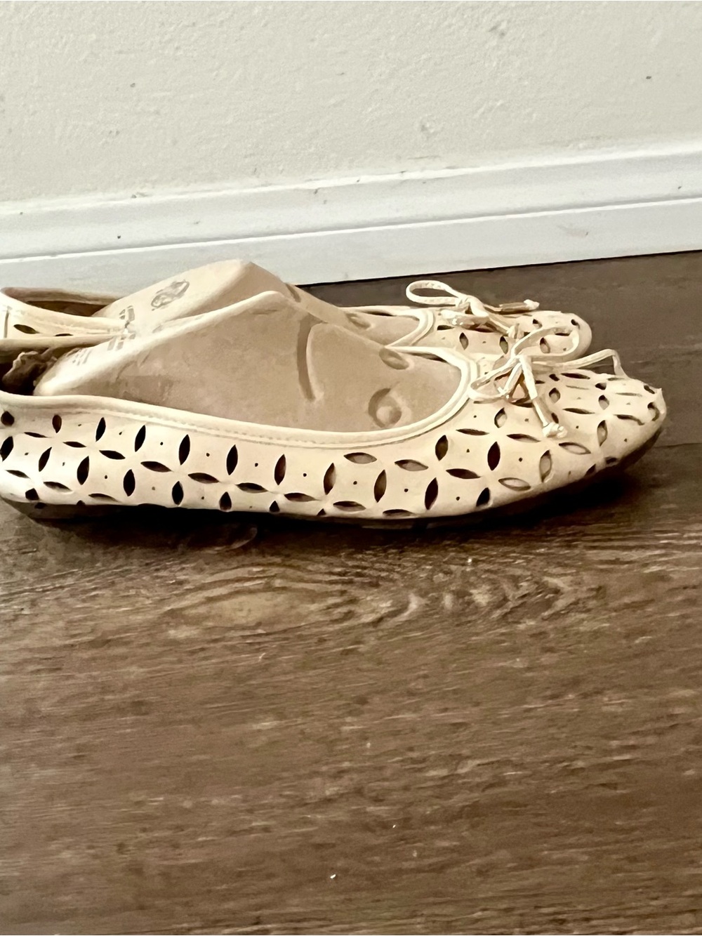 WHIT Cream Laser-Cut Bow Detail Ballet Flats - Picture 4 of 12